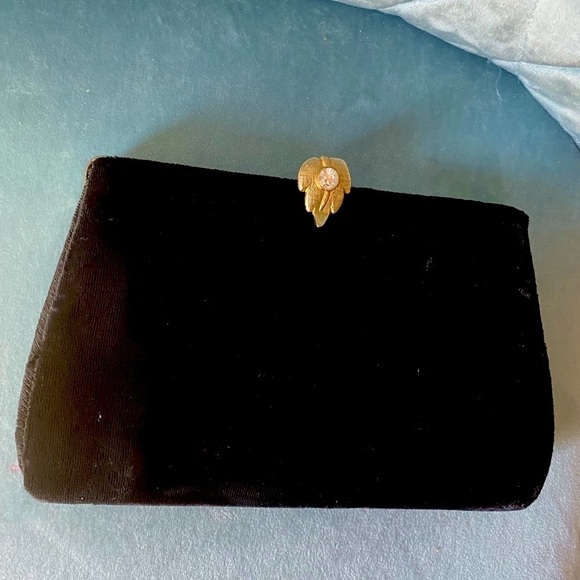 Stunning vintage black evening bag with a jewelry like closure detail an… - Picture 2 of 7